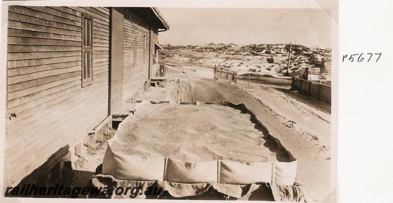 P05677
Lined wagon fully loaded with wheat, possibly at the State Engineering Works, Rocky Bay line
