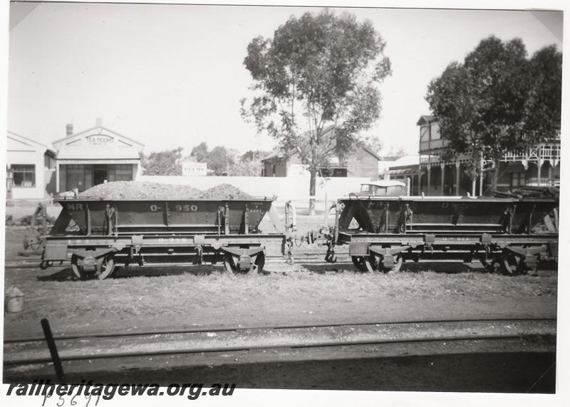 P05691
MRWA O class 925, O class 950, ballast hoppers, Mingenew, MR line, side view
