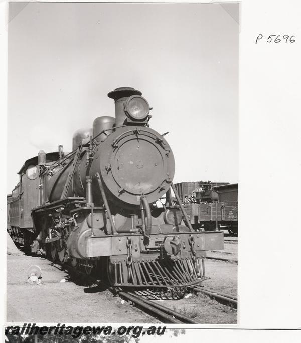 P05696
MRWA loco C class 15, Watheroo, MR line, front view, coal stage in background
