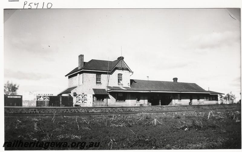 P05710
Station, Walkaway, W line, trackside view
