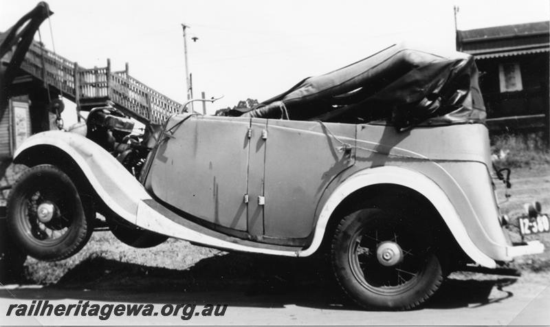 P05759
Motor vehicle, aftermath of smash, Chidlow station
