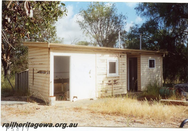 P05819
Toilet block, old Toodyay Barracks, in rundown condition
