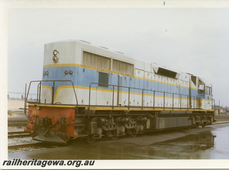 P05821
L class 267 in original livery, long hood end and side view
