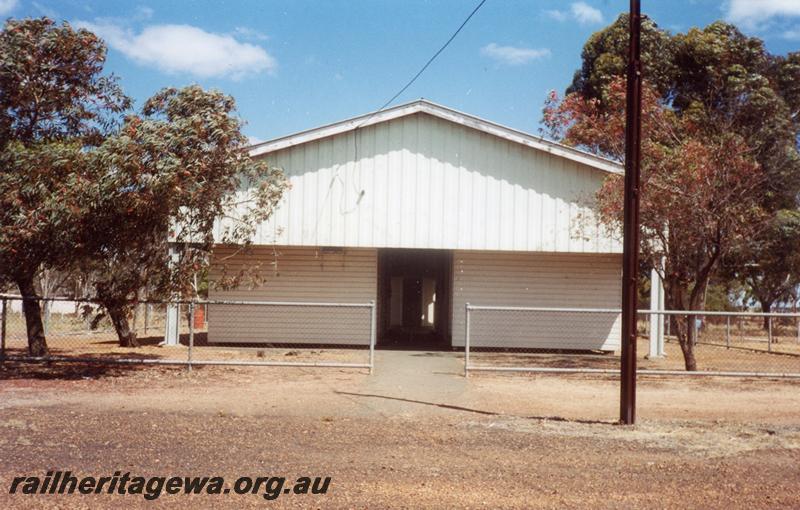 P05888
Barracks, Quairading, YB line, end view
