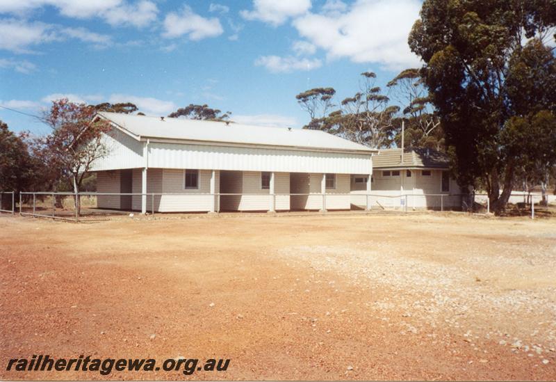 P05889
Barracks, Quairading, YB line, side view
