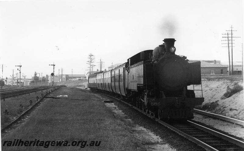 P05893
DM class 586, approaching Rivervale from Perth, suburban passenger train
