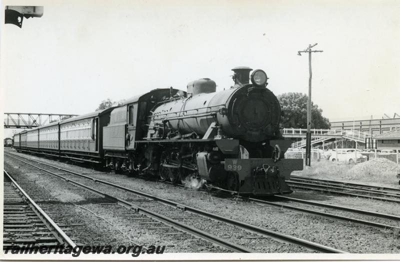 P05895
W class 939, Midland Junction station, suburban passenger train
