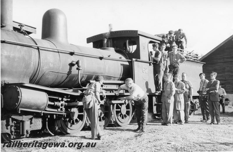 P05921
Millars loco No.62, enthusiasts around and on the loco
