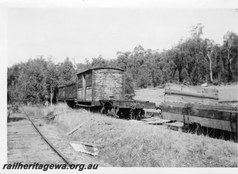 P05960
Millars rolling stock, van, eight water tanks and open wagon, Top Yard, Mornington Mill
