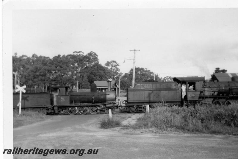 P05970
W class 943, Millars loco No.67 being shunted prior to departure to Palgarup
