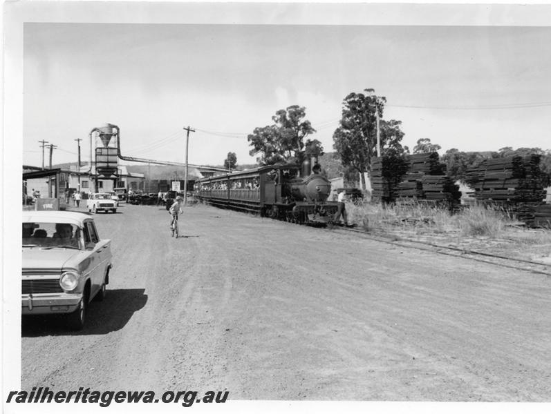 P05979
Millars loco No.71, Yarloop, on tour train
