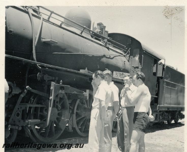 P06019
L class 483, Mullewa, NR line, The last L class to leave the North, ex Cue, enroute south with WAGR employees in front of loco
