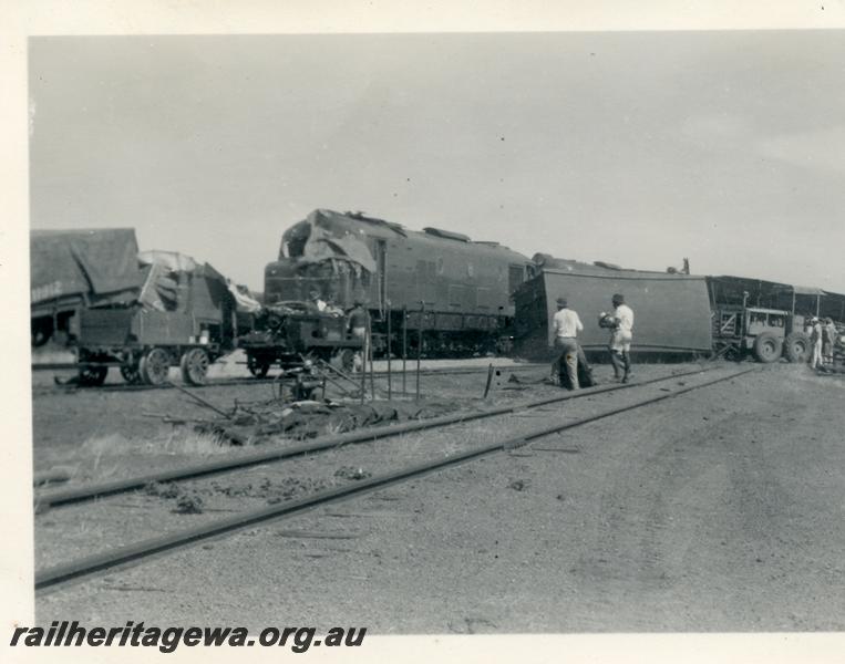 P06025
Collision at Canna, EM line, grader starting to clear wreckage
