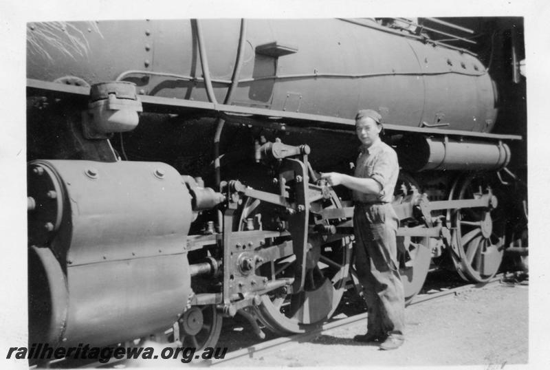 P06033
L class 477, Mount Magnet, NR line, driver Girdlestone oiling the motion.
