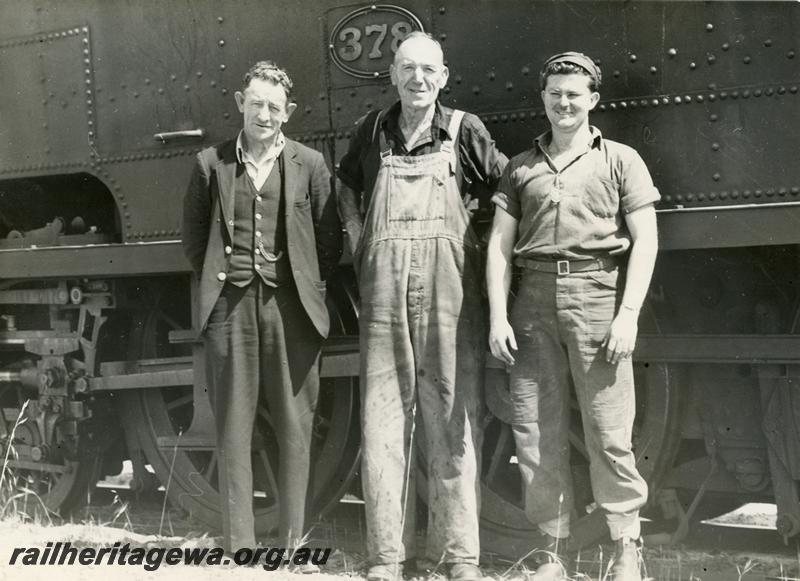 P06037
DS class 378 with crew, guard Carne, driver W. Tanner & cleaner Rayan, Robbs Jetty
