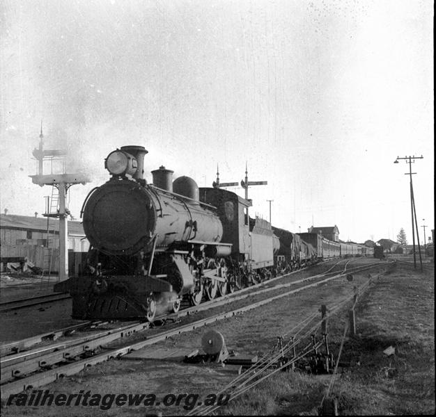 P06058
C class 440, Geraldton, NR line, departing with passenger train to Perth via the MR line
