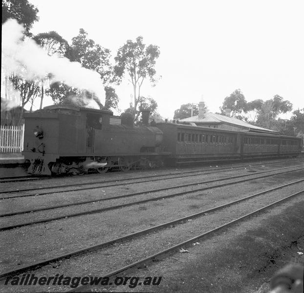 P06064
N class 26, Mundaring station, M line, passenger train
