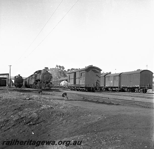 P06071
E class 304, D class 368, ZB class brakevan, Armadale yard, SWR line
