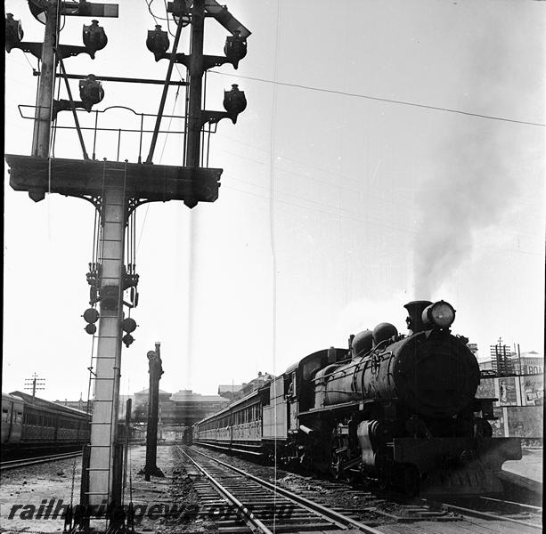 P06080
P class, Perth Station, having arrived with a passenger train.
