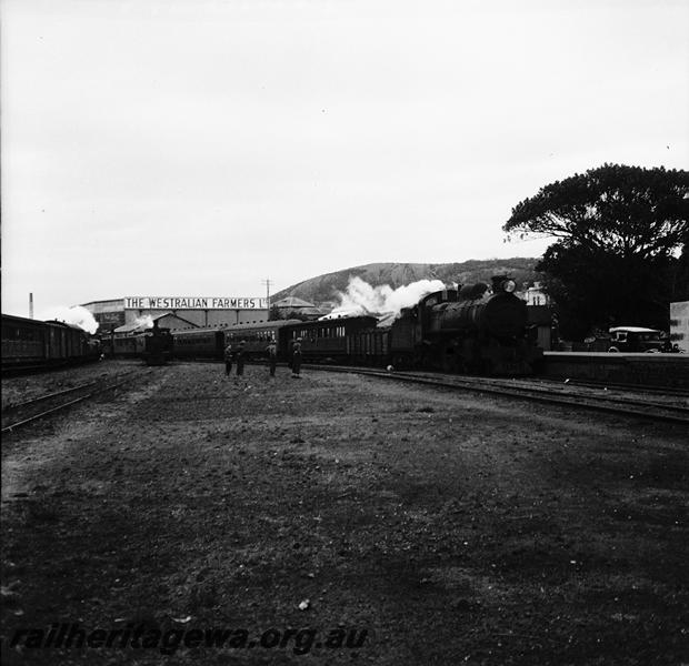 P06097
P class 465 (renumbered P class 517 on 5.8.1947), OA class 6, G class 108, Albany Yard, P class on ex Perth passenger
