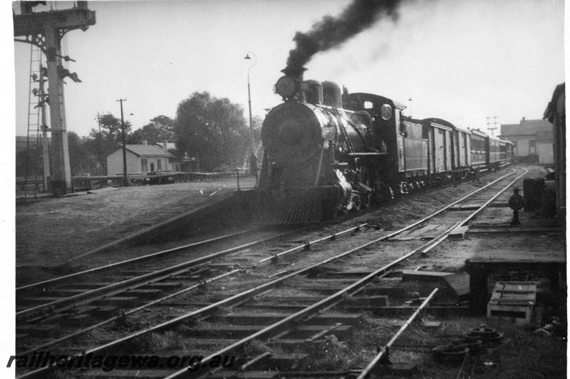 P06145
MRWA C class 17, dock platform, Midland Junction Station, with passenger train to Walkaway
