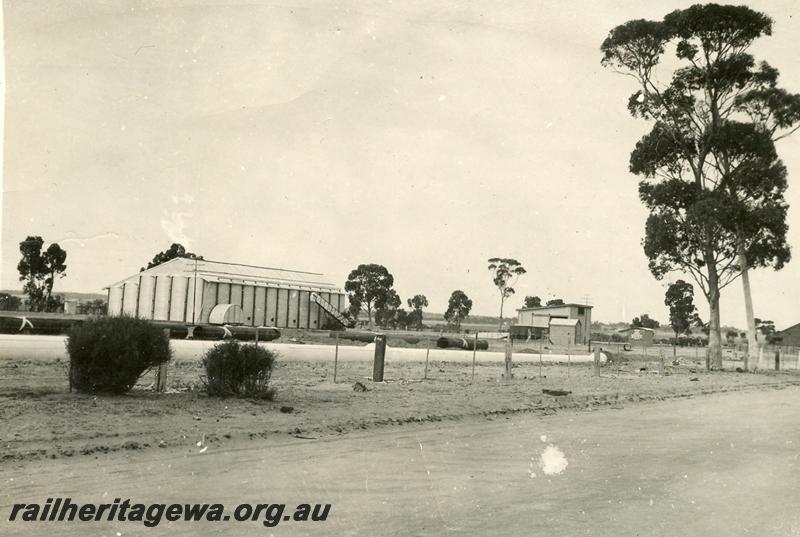 P06213
Station buildings, wheat bin, Woolundra, EGR line
