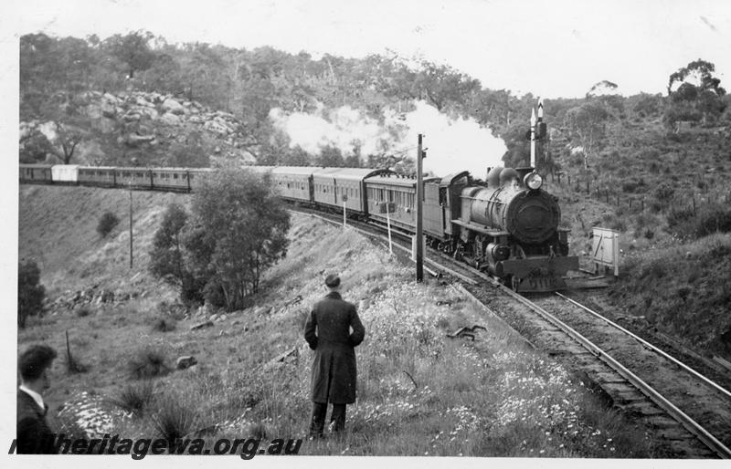 P06239
P class, Albany Express approaching Swan View having just exited the tunnel, ER line, Ron Turner in foreground
