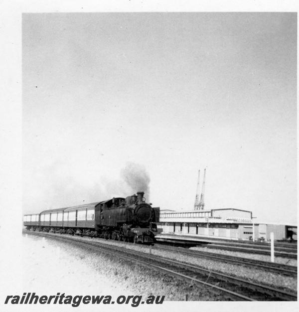 P06387
DD class 597, Fremantle, departing with suburban passenger train
