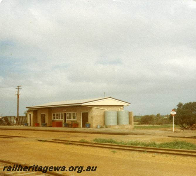 P06413
Station building, Wubin, EM line, track side view
