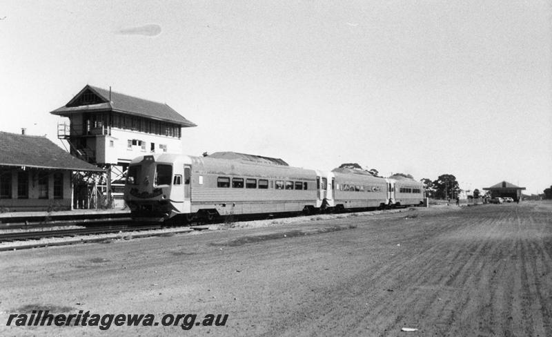 P06492
Three car Prospector railcar set, signal box, Merredin, ARHS tour train
