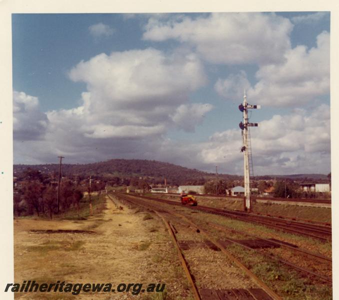 P06508
Length runner on motorized trolley, signal, Bellevue, view looking east, view of the rear of the signal. Same as P3477.
