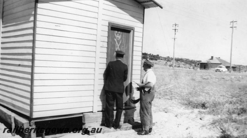 P06547
Staff cabin, Coogee, FA line, ARHS tour to Kwinana, crew changing the staff
