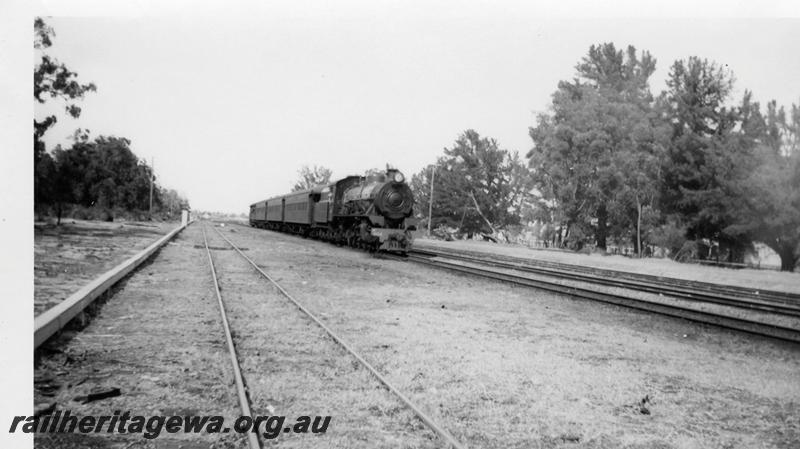 P06575
W class 904, Mundijong, SWR line, with the Perth bound No.92 passenger passenger train
