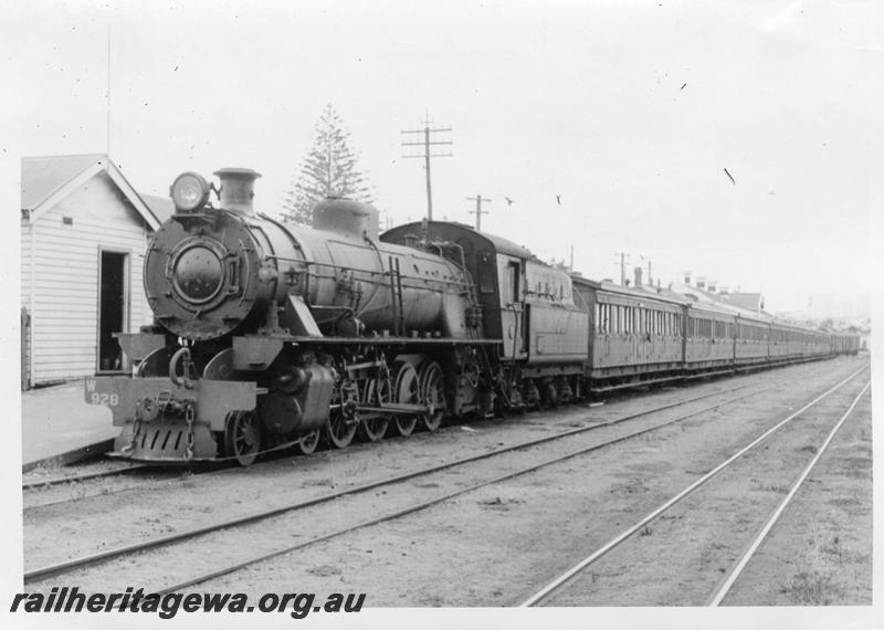 P06615
W class 928, Bunbury Station, on holiday special train to Perth
