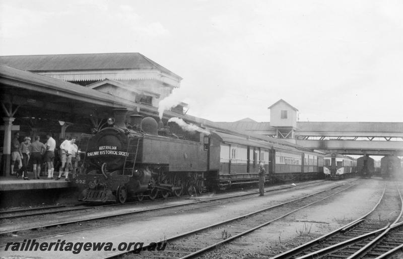 P06640
DD class 592, Perth Station, passengers about to board ARHS tour train
