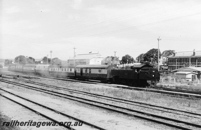 P06641
DD class 592, Midland, ARHS tour train, consist of ZJ class 270, AYE class 703, ARS class 277, AYE class 701, ARS class 350,and ZJ class 265.
