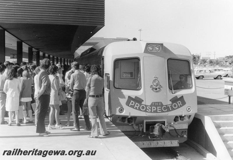 P06661
Prospector railcar set, Perth Terminal, front view with crowd on platform
