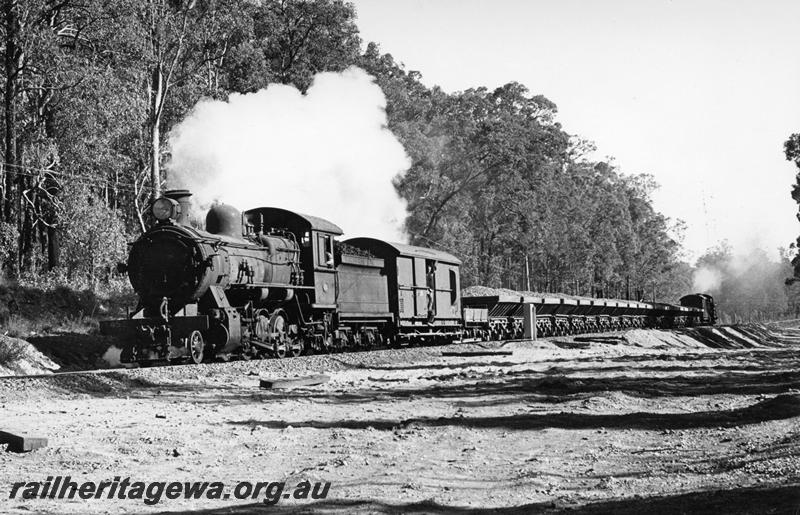 P06690
FS class 423, ballast train, banking at the rear, near Brookhampton, PP line
