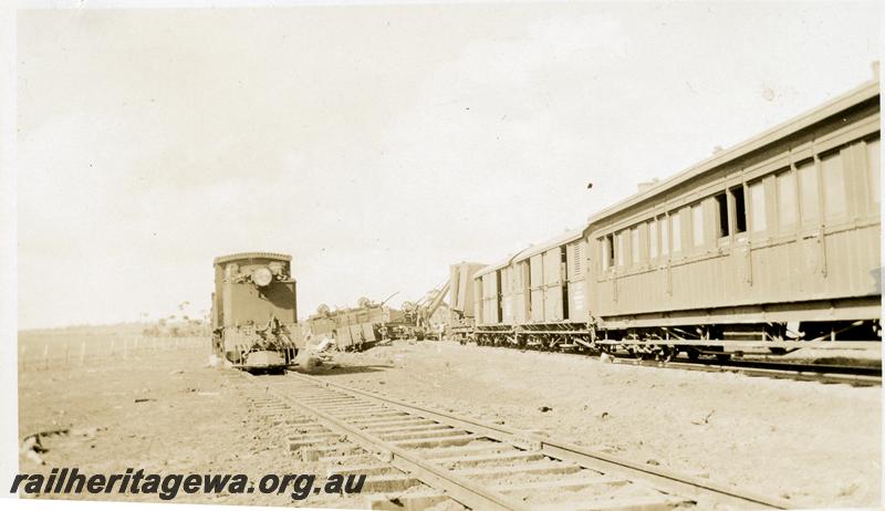 P06699
M class or MS class Garratt loco, AB class 214 carriage, Korrelocking, GM line, derailment, view of the rear of the bunker of the loco, same as P0729.
