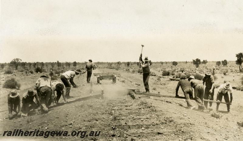 P06731
Track gang pulling up the Kalgoorlie to Kanowna railway
