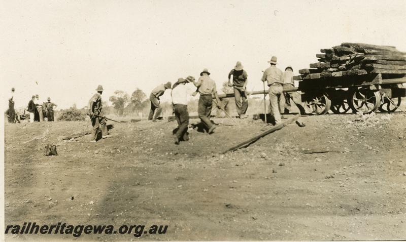 P06732
Track gang pulling up the Kalgoorlie to Kanowna railway
