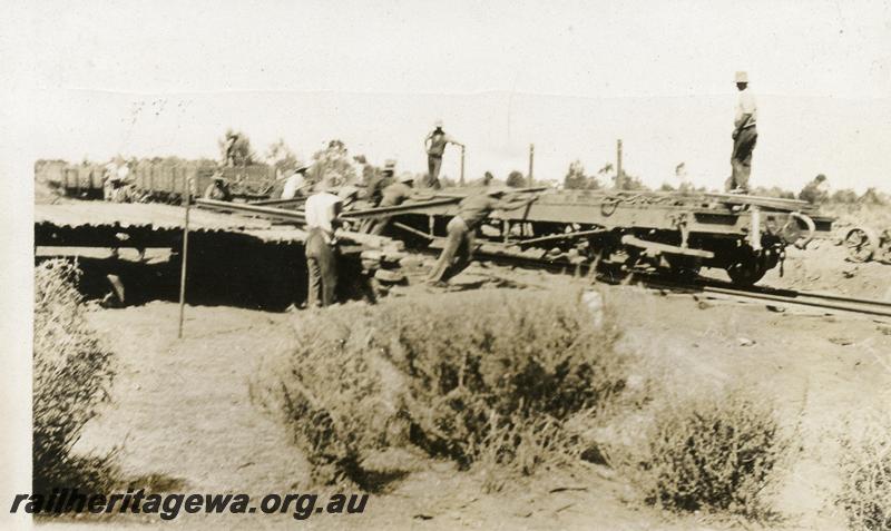 P06733
Track gang pulling up the Kalgoorlie to Kanowna railway
