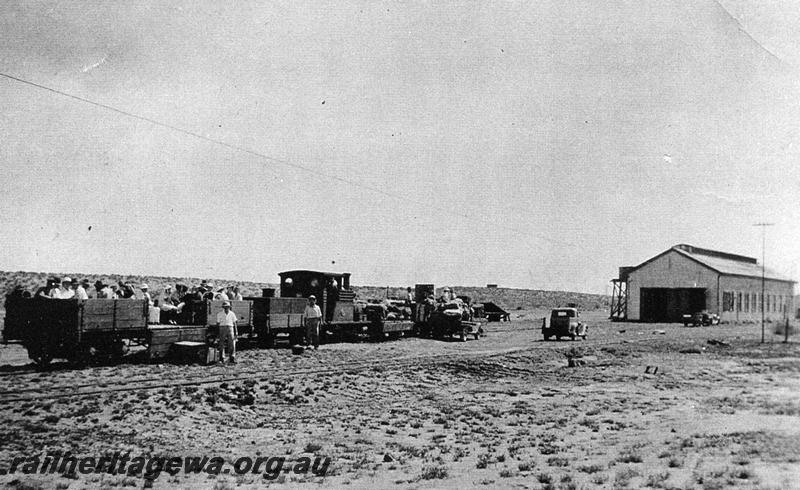 P06768
H class 22, loco shed, water tower, loco depot, Port Hedland, open wagons with passengers aboard, PM line, view from opposite end to P6766
