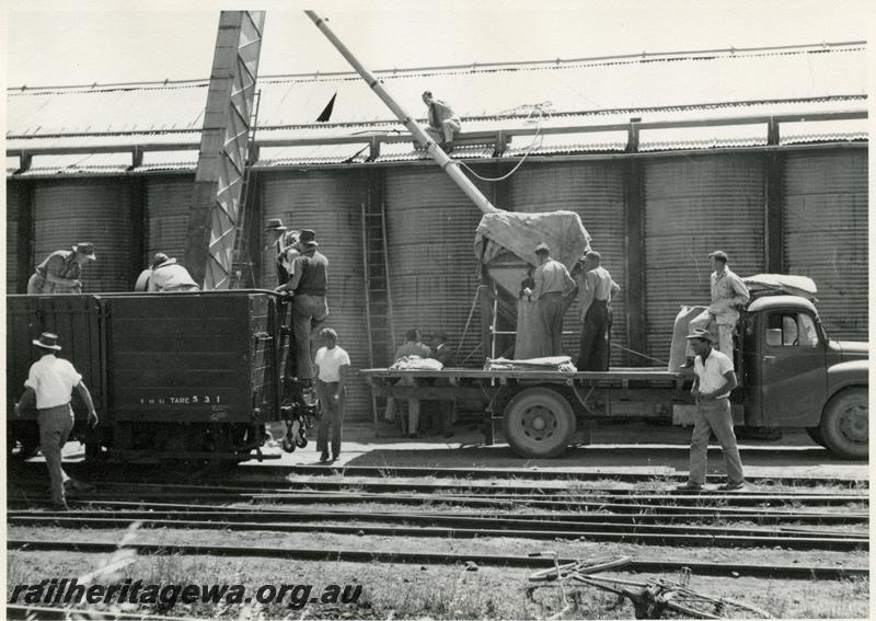 P06779
GE class, grain elevator, wheat bin, Cunderdin, EGR line, Bulk superphosphate experiment (?), unloading wagon
