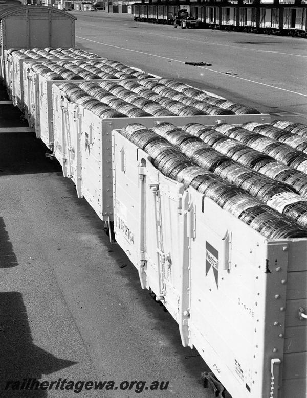 P06785
GE class wagons loaded with coils of wire netting
