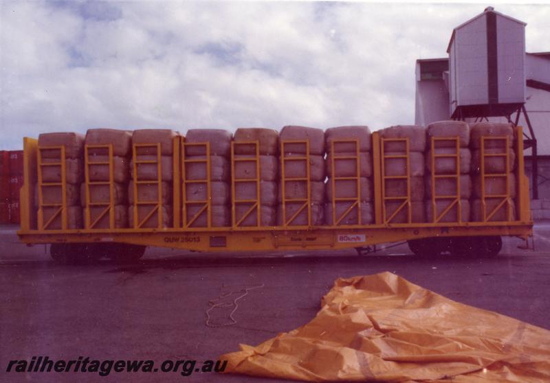 P06791
QUW class 25013, flat wagon adapted for transporting wool bales, side view showing loaded with wool bales.
