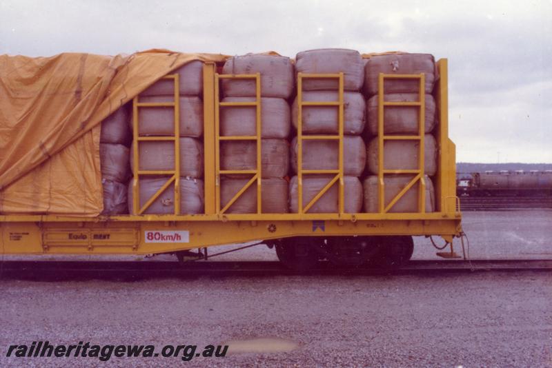 P06797
QUW class 25013, flat wagon adapted for transporting wool bales, part side view showing loaded with wool bales.
