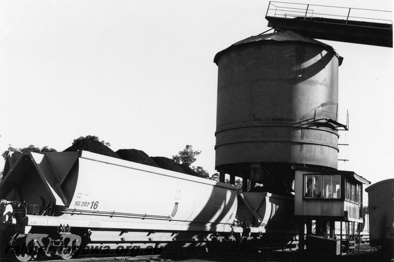 P06800
XG class 20716, being loaded with coal
