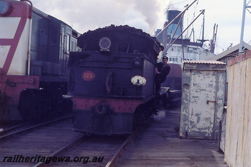 P06878
G class 123, Wharf, Bunbury, shunting, end view of loco
