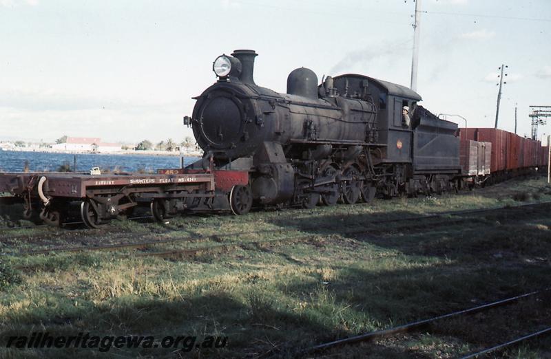 P06879
FS class 452 with shunters float, Bunbury Yard, front and side view, shunting
